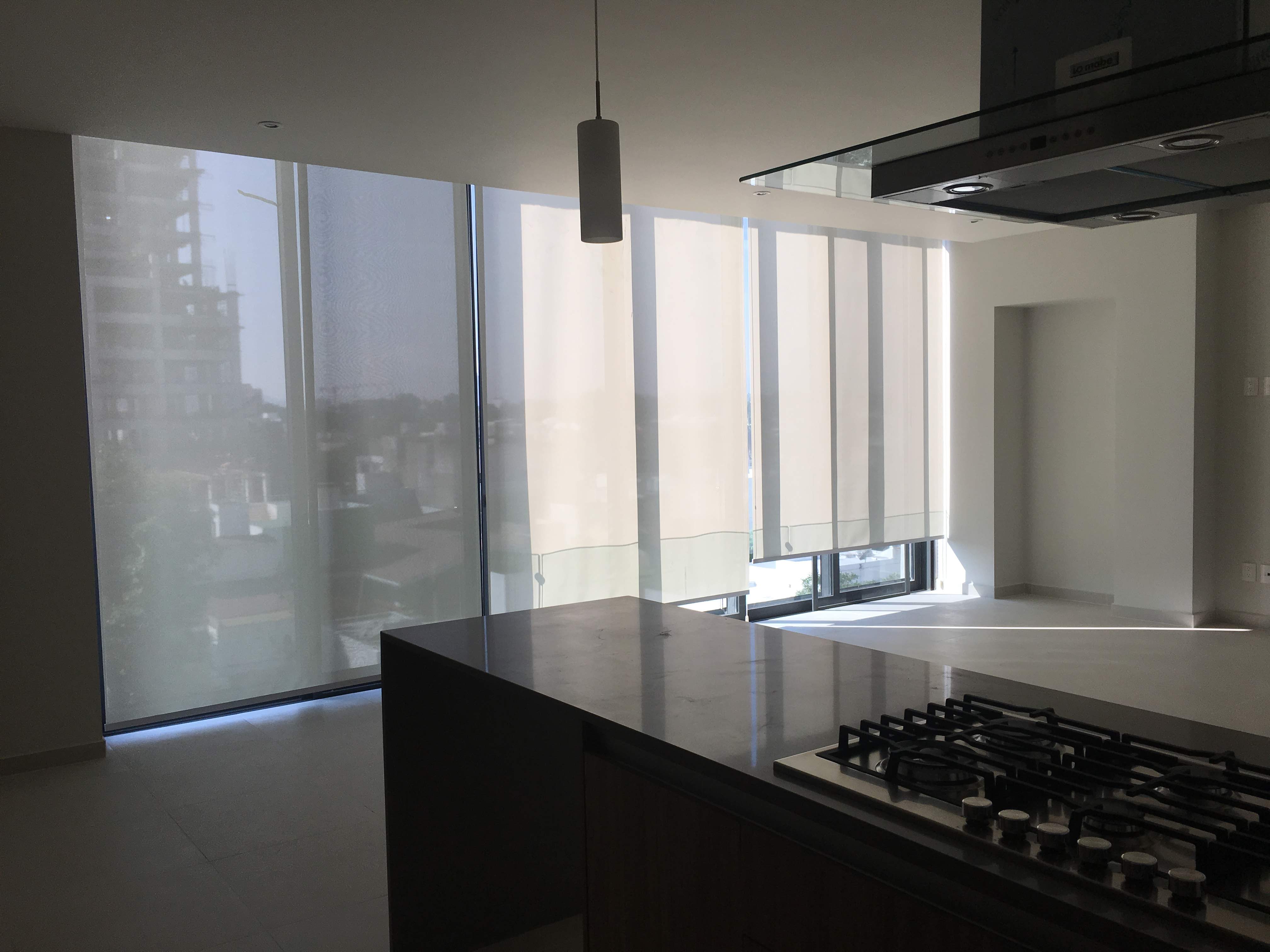 Cocina con persianas modernas